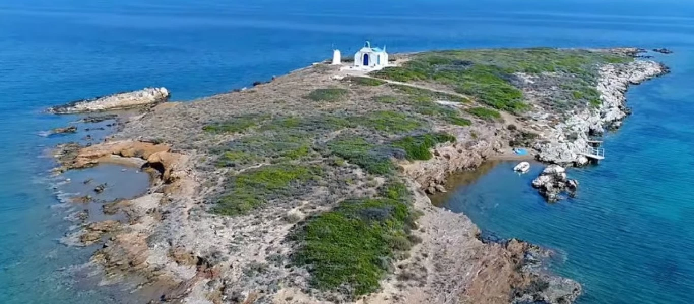 Το μοναχικό εκκλησάκι που απέχει λιγότερο από μία ώρα από την Αθήνα και μοιάζει με καρτ ποστάλ (βίντεο)